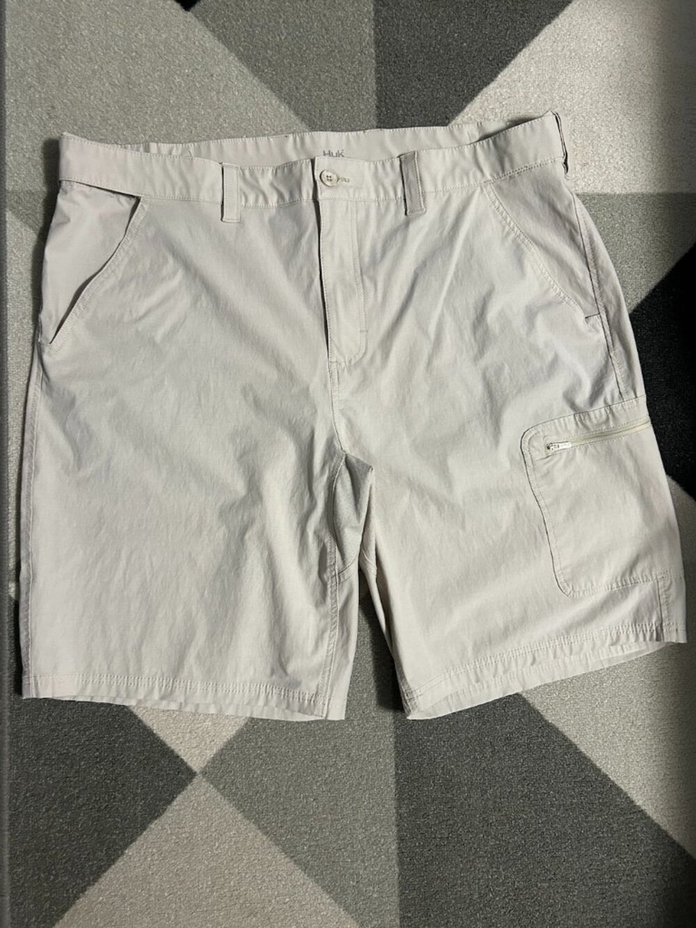 HUK Men's Stone 10.5" Fishing Shorts Vented Size XXL (Waist: 42")